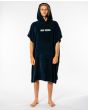 Hombre con poncho cambiador Rip Curl Icons Hooded Towel azul marino capucha