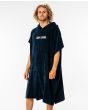 Hombre con poncho cambiador Rip Curl Icons Hooded Towel azul marino lateral
