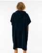 Hombre con poncho cambiador Rip Curl Icons Hooded Towel azul marino posterior