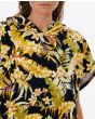 Mujer con poncho cambiador Rip Curl Sunday Swell Hooded Towel negro floral detalle