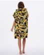 Mujer con poncho cambiador Rip Curl Sunday Swell Hooded Towel negro floral posterior