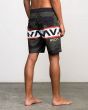 Hombre con Bañador RVCA Bruce II Trunk 19" Verde Camo lateral posterior