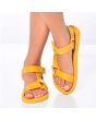 Mujer con Sandalias Cacatoès Manaus Couro en color mostaza 