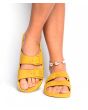 Mujer con Chanclas ecológicas Cacatoès Rio de Janeiro color mostaza Unisex