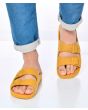 Chanclas ecológicas Cacatoès Rio de Janeiro color mostaza Unisex puestas