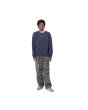 Hombre con Sudadera Carhartt WIP Script Embroidery Sweatshirt azul marino con logo blanco regular fit