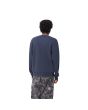 Hombre con Sudadera Carhartt WIP Script Embroidery Sweatshirt azul marino con logo blanco posterior