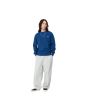 Hombre con sudadera Carhartt WIP Script Embroidery Sweatshirt Azul con logo blanco ajuste regular