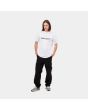 Hombre con camiseta de manga corta Carhartt WIP Script blanca con logo negro frontal
