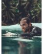 Hombre surfeando con Protector solar en barra Seventy One The Original Sun Stick SPF 50+ Blanco