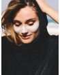 Mujer con Protector solar facial en barra Seventy One The Original Sun Stick SPF 50+ Blanco