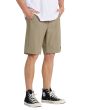 Hombre con short sumergible Billabong Crossfire Mid Caqui derecha