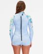 Mujer con traje de surf de Primavera con manga larga y cremallera en la espalda Billabong Spring Fever 2/2mm azul celeste posterior