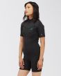 Mujer con neopreno corto y cremallera posterior Billabong Synergy 2/2mm negro lateral