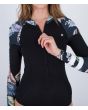 Mujer con traje de surf de primavera con manga larga y cremallera frontal Hurley Woman Advant 2mm Springsuit negro floral cierre