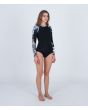 Mujer con traje de surf de primavera con manga larga y cremallera frontal Hurley Woman Advant 2mm Springsuit negro floral derecha