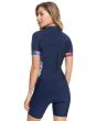 Mujer con traje de surf de primavera con manga corta y cremallera en la espalda Roxy Syncro 2/2 mm azul marino posterior