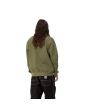 Hombre con sudadera Carhartt Sweatshirt verde con logo rosa espalda