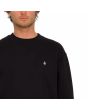 Hombre con sudadera básica Volcom Single Stone Negra bordado logo