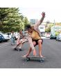 Hombre con Surfskate Completo Smoothstar THD Connor O'Leary Pro Small 31" gris y azul marino lifestyle