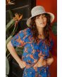 Mujer con top de manga corta Brixton Mercado Linen Terracotta lifestyle