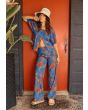 Mujer con top de manga corta Brixton Mercado Linen Terracotta lifestyle outfit