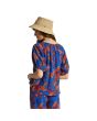 Mujer con top de manga corta Brixton Mercado Linen Terracotta posterior