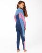 Chica con traje de surf con cremallera en el pecho Billabong Synergy GBS 4/3mm azul celeste lateral