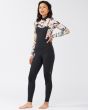 Mujer con traje de neopreno con cremallera frontal Billabong Salty Dayz 4/3mm negro floral lateral