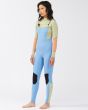 Mujer con traje de neopreno con cremallera frontal Billabong Salty Dayz 4/3mm azul celeste, verde y naranja  lateral