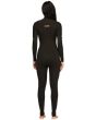 Mujer con traje de Neopreno con cremallera en el pecho Billabong Synergy 5/4mm en color negro posterior