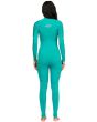 Mujer con traje de Neopreno con cremallera en el pecho Billabong Synergy 5/4mm en color verde posterior