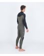 Hombre con traje de surf con cremallera en el pecho Hurley Advant 4/3mm Fullsuit verde y negro posterior derecha