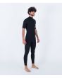 Hombre con traje de surf de manga corta y cremallera en el pecho Hurley Plus 2/2mm negro derecha