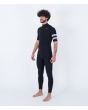 Hombre con traje de surf de manga corta y cremallera en el pecho Hurley Plus 2/2mm negro izquierda