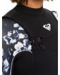 Mujer con traje de neopreno con cremallera en el pecho Roxy Elite 3/2mm negro floral Chest Zip