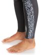 Mujer con neopreno con cremallera en el pecho Roxy Swell Series 5/4/3mm Jet Boy Blue piernas