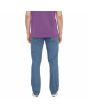 Hombre con pantalón vaquero slim Volcom Vorta Denim Aged Indigo posterior