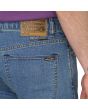 Hombre con pantalón vaquero slim Volcom Vorta Denim Aged Indigo etiqueta Water Aware