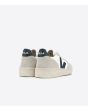 Zapatillas Ecológicas Veja V-10 B-Mesh Blancas con detalles en azul suela de goma beige posterior