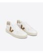 Zapatillas Ecológicas Veja V-10 Leather Blancas con detalles en color camel y suela de goma beige superior