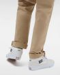 Hombre con Zapatillas de Skate Vans Half Cab Blancas y Negras 
