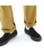 Hombre con Zapatillas de skate Vans Slip On negras 