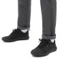 Hombre con Zapatillas Vans Ultrarange EXO completamente Negras 