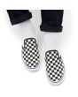 Zapatillas de lona Vans Classic Slip blancas con estampado checkerboard negro y blanco Unisex puestas