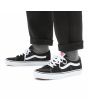 Zapatillas bajas de ante y lona Vans Sk8 Low en color negro con suela y banda lateral sidestripe blanca puestas