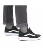 Hombre con Zapatillas Vans Ultrarange EXO negras