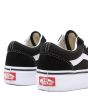 Zapatillas con plataforma Vans UY Old School en color negro con suela y banda lateral blanca para niña posterior