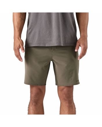 Hombre con Bermudas Patagonia Hydropeak Hybrid Walk Shorts 18'' Verdes