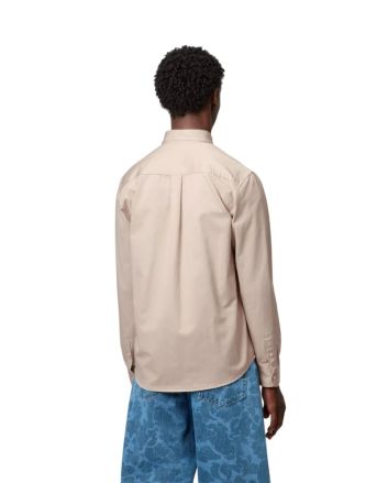 Hombre con camisa de manga larga Carhartt WIP Madison Shirt color Fleur de Sel/Wax